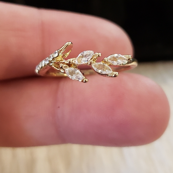 Jewelry - Gold Tone CZ Leaves Ring